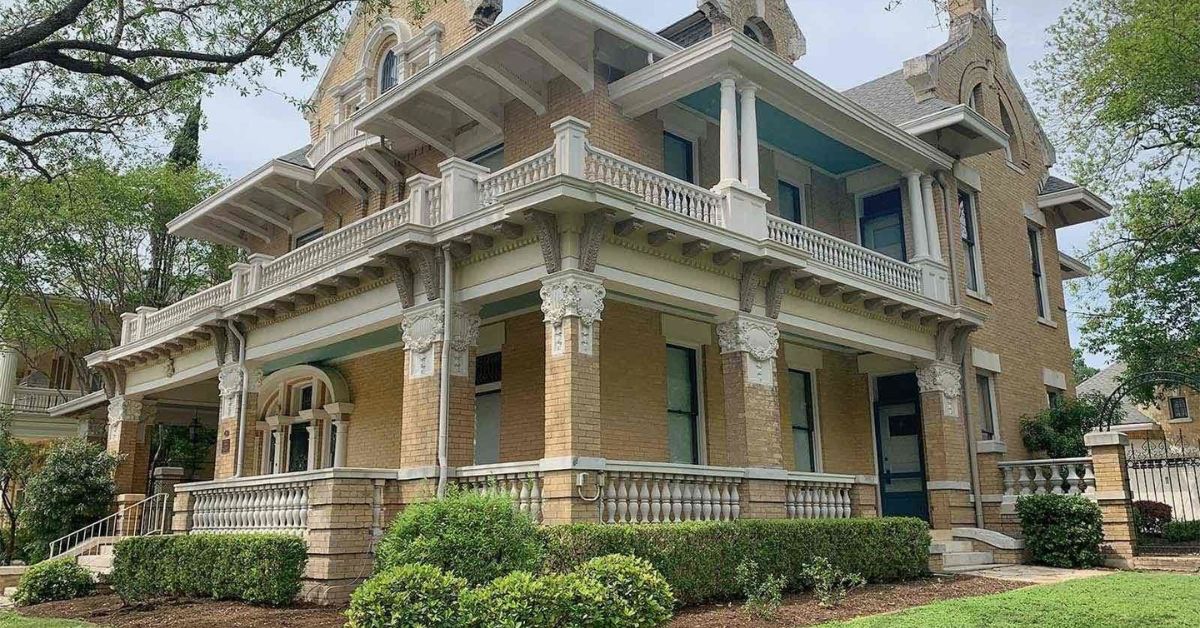 A Victorian house with a porch located in the safe neighborhood of Monte Vista, San Antonio.